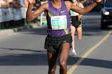 Lelisa Desisa of Ethiopia wins the Ottawa 10K in 28:08 (Victah Sailer)