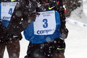 Eliud Kipchoge battles with the snow at the 2009 Campaccio XC race (Lorenzo Sampaolo)