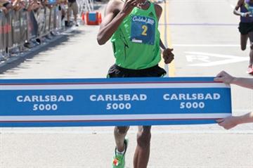 A confident run - Dejen Gebremeskel takes the win in Carlsbad (PhotoRun.net)
