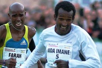 Fierce fighting! Imane Merga holds of Mo Farah in Bolzano (Lorenzo Sampaolo)