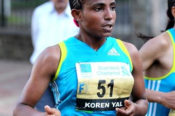 Ethiopian Koren Yal en route to her 2:26:56 course record in Mumbai (Victah Sailer)