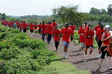 Participants in the mass race at the opening of Haiile Gebrselassie's resort hotel at Lake Hawassa in Ethiopia (Jiro Mochizuki)