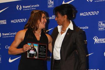 Priscilla Lopes-Schliep (l) receives the Canadian Athlete of the Year award from Charmaine Crooks (Athletics Canada)