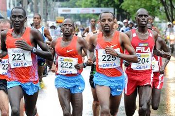 Tariku Bekele (225) en route to victory through the Sao Paulo rain (Sérgio Shibuya/organisers)
