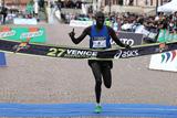 Philemon Kisang winning the 2012 Venice Marathon (Giancarlo Colombo)