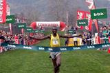 Boniface Kiprop of Uganda takes the win 2004 Amorebieta xc (Argazkari)