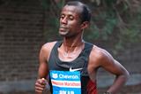Tariku Jufar en route to his 2:06:51 course record in Houston (Victah Sailer)