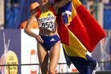 Lidia Simon with the Romanian flag after winning the 2001 World Marathon title (Getty Images)