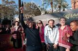 Frankie Fredericks fires the starting gun at the IAAF/Nestlé Kids' Athletics event in Barcelona (Emilio Andreoli)