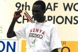 Paul Tergat displays his gold medal from 9th IAAF World Half Marathon Championships (© Allsport)
