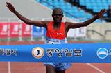 James Kipsang Kwambai breaking the course record at the JoongAng Marathon in Seoul (Organisers)
