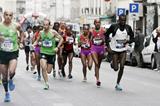 Ethiopian Tirfi Tsegay Beyene on her way to victory at the 2012 Paris Marathon (Vincent Lyky)