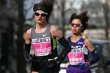 Ukraine’s Tetyana Gamera-Shmyrko and Japan's Kayoko Fukushi during the 2013 Osaka Women’s Marathon (Yohei Kamiyama - Agence SHOT)