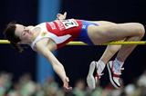 Yelena Slesarenko (RUS) leaps 2.02m to beat Vlasic (AFP / Getty Images)