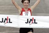 Svetlana Zakharova (RUS) wins the women's race at the 2009 Honolulu Marathon (organisers)