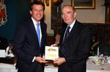 Vice-president Seb Coe presents an IAAF Plaque to David Littlewood (Getty Images)