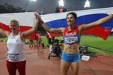 Gold medalist Tatyana Lysenko of Russia and silver medalist Anita Wlodarczyk of Poland celebrate after the Women's Hammer Throw Final of the Olympic Games in London on 10 August 2012 (Getty Images)