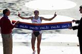 Paula Radcliffe breaks the tape in New York (Getty Images)