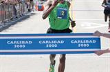 A confident run - Dejen Gebremeskel takes the win in Carlsbad (PhotoRun.net)
