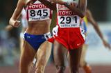 Maryam Yusuf Jamal of  Bahrain and Yelena Soboleva of Russia during the 1500m Final (Getty Images)