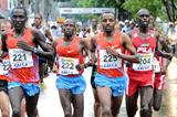 Tariku Bekele (225) en route to victory through the Sao Paulo rain (Sérgio Shibuya/organisers)